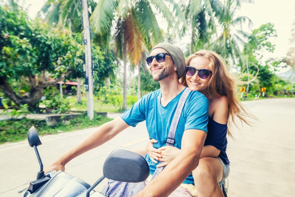 un couple en scooter dans la nature