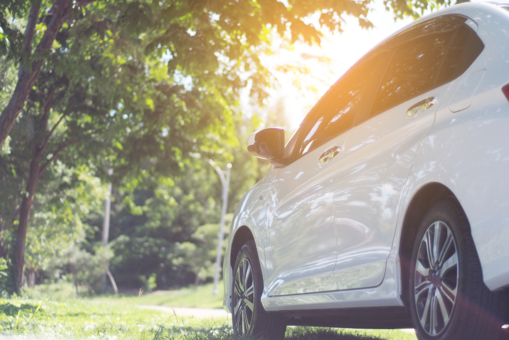 White,Cars,Parked,On,The,Roadside,,With,Natural,Backgrounds,And